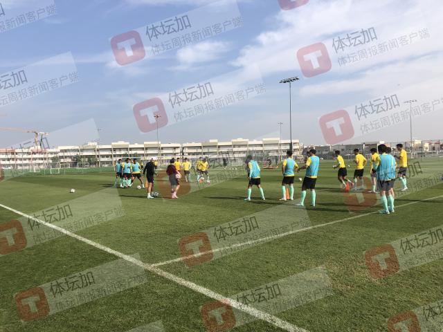 1704029705844081447.jpg 国足所使用的训练场,背景为宿舍区,供组织青少年球员比赛期间使用。.jpg