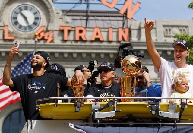 开云在线-冠军游行嗨翻天!马龙成湖人之父 约基奇:游行真香