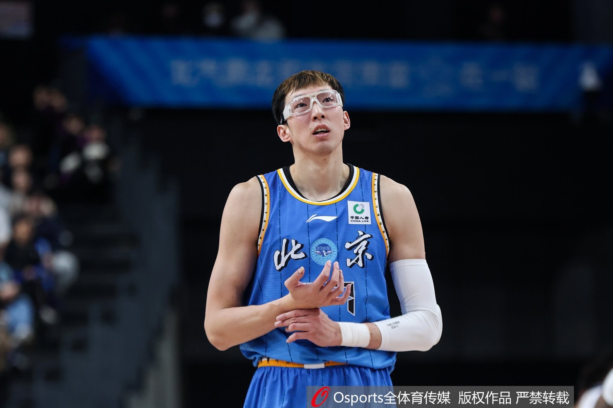 开云APP下载-周琦眼伤初步检查不像上赛季那么重 周一才有最终结果