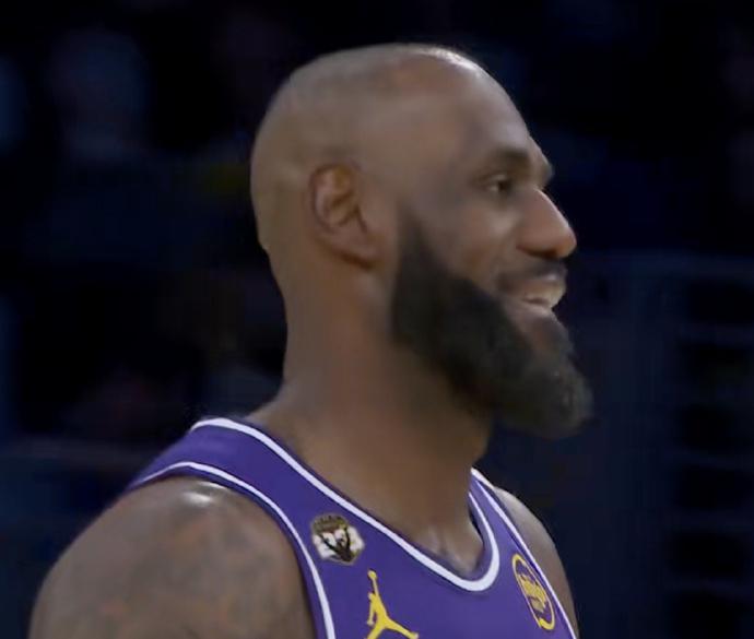 开云APP下载-联盟第一！湖人关键时刻15胜2负 詹姆斯8失误末节却轰10分逆转